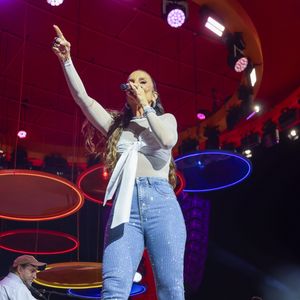 O figurino de Ivete Sangalo para o show desta sexta-feira (1º) provou que brilho e jeans podem formar uma combinação que você pode copiar em casa