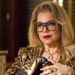 Os novos tênis da Nike na cor 'Pilar' de 'Quem Ama Cuida' são confortáveis e elegantes para mulheres com mais de 50 anos: consigo imaginar a personagem de Isabel Teixeira já querendo usá-los o tempo todo em seus looks 'animal print'