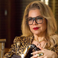 Os novos tênis da Nike na cor 'Pilar' de 'Quem Ama Cuida' são confortáveis e elegantes para mulheres com mais de 50 anos: consigo imaginar a personagem de Isabel Teixeira já querendo usá-los o tempo todo em seus looks 'animal print'