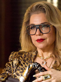 Os novos tênis da Nike na cor 'Pilar' de 'Quem Ama Cuida' são confortáveis e elegantes para mulheres com mais de 50 anos: consigo imaginar a personagem de Isabel Teixeira já querendo usá-los o tempo todo em seus looks 'animal print'