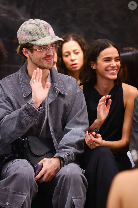 Bruna Marquezine e João Guilherme foram flagrados usando o mesmo anel em setembro de 2025, meses após fim do namoro