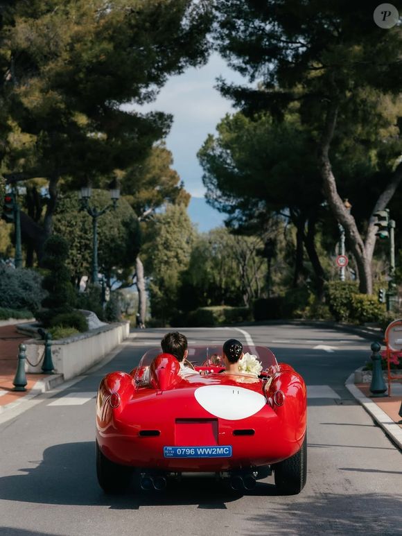 Charles Leclerc e Alexandra Saint-Mleux circularam de Ferrari pelas ruas de Mônaco até a chegada ao local das fotos