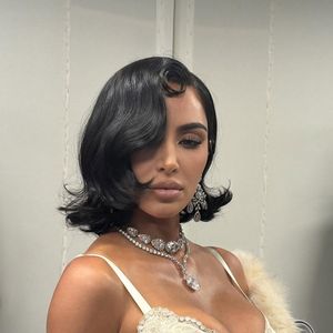 O visual ganhou ares de diva do cinema clássico graças ao penteado chanel solto, com risca lateral e mechas caídas que emolduravam o rosto, evocando o glamour dos anos 1950.