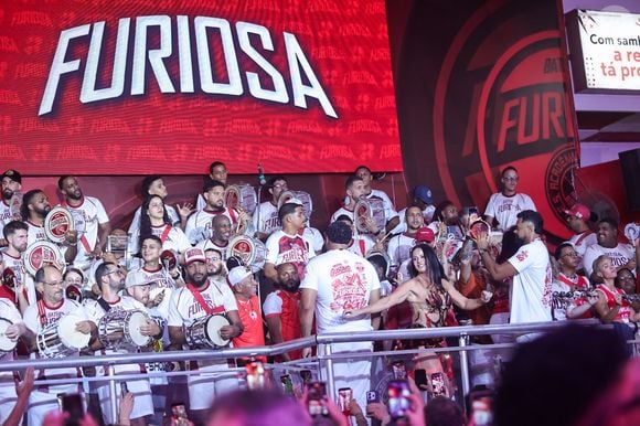 Rainha de bateria do Salgueiro, Viviane Araújo curtiu a noite na quadra da escola ao lado de Guilherme Militão. A agremiação levará à Marquês de Sapucaí, em fevereiro de 2027, o enredo Laroyê Xica da Silva: A História por Trás da História