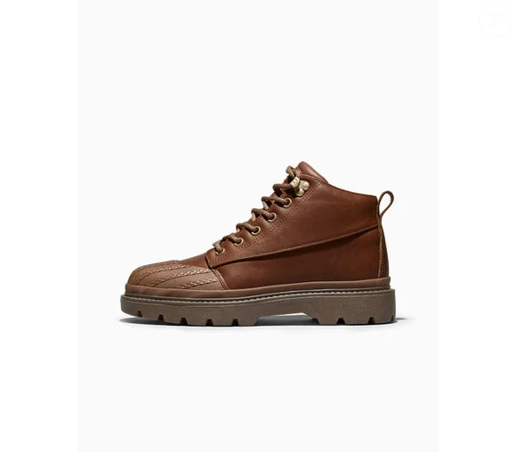 Embora à primeira vista possam parecer que pertencem a uma estância de esqui, estas botas têm uma identidade muito diferente. São as Converse 1908 Bronco Boots, uma reinterpretação mais robusta e versátil do que Tyler tem vindo a desenvolver com o seu universo GOLF le FLEUR*.