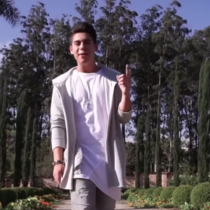 Zé Felipe começou sua carreira cantando sertanejo romântico tal qual o pai