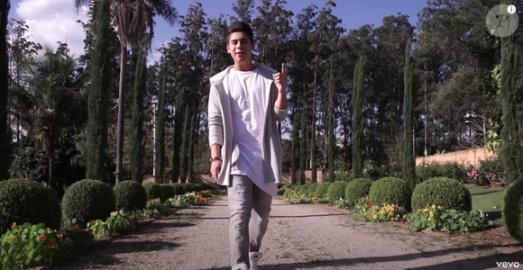 Zé Felipe começou sua carreira cantando sertanejo romântico tal qual o pai