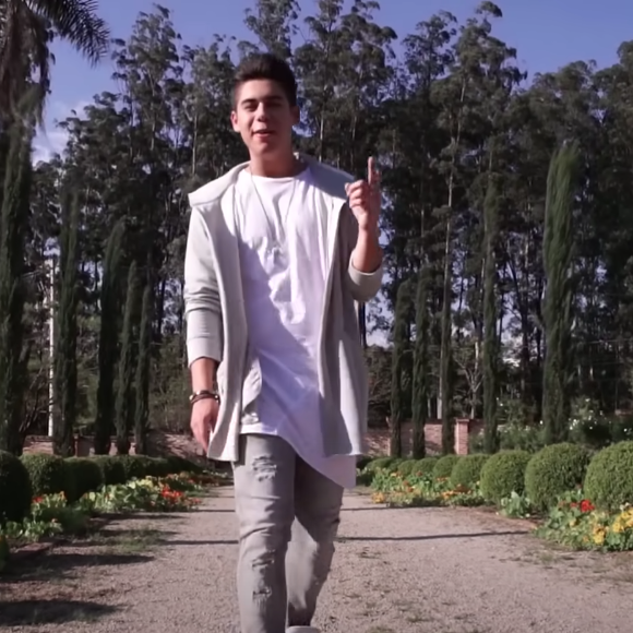 Zé Felipe começou sua carreira cantando sertanejo romântico tal qual o pai