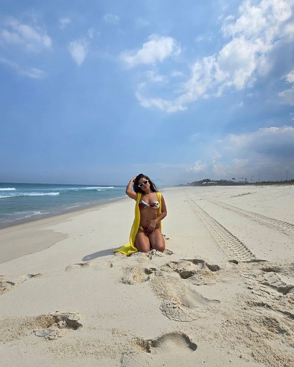 Maisa Silva posou para os cliques usando um biquíni estampado, além de vestido em crochê amarelo e óculos com armação branca.