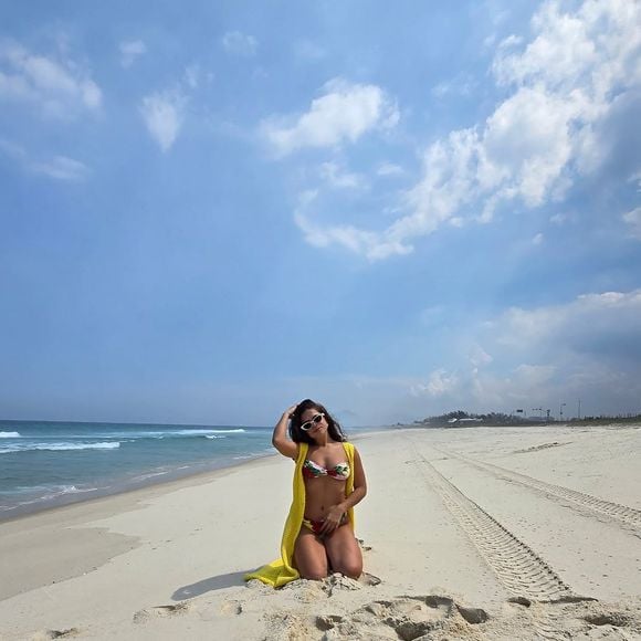 Maisa Silva posou para os cliques usando um biquíni estampado, além de vestido em crochê amarelo e óculos com armação branca.