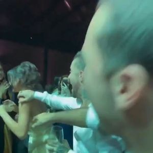 Bruna Marquezine saiu correndo com as flores nas mãos