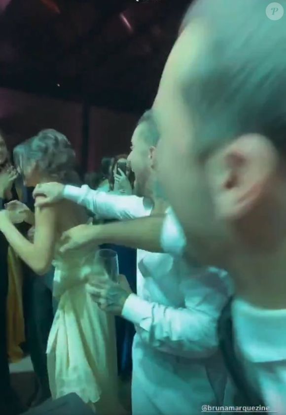 Bruna Marquezine saiu correndo com as flores nas mãos