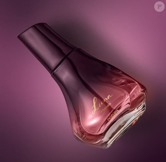 Perfume Luna Intenso, de Natura, possui notas de patchouli, vanilla e pêssego, sendo uma ótima opção para usar em eventos noturnos.
