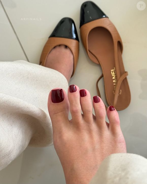 Para uma pedicure elegante , tons de vinho ou vermelho escuro são indispensáveis