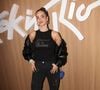 Filha de Kelly Key, Suzanna Freitas apostou em uma produção all black com jaqueta oversized, camiseta estampada e saia de tweed em preto e rosa