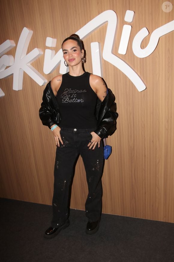 Filha de Kelly Key, Suzanna Freitas apostou em uma produção all black com jaqueta oversized, camiseta estampada e saia de tweed em preto e rosa