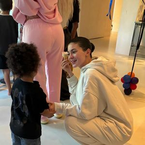 Kylie Jenner deixou todo mundo impressionado ao surgir com os lábios menos volumosos em uma foto de 2024