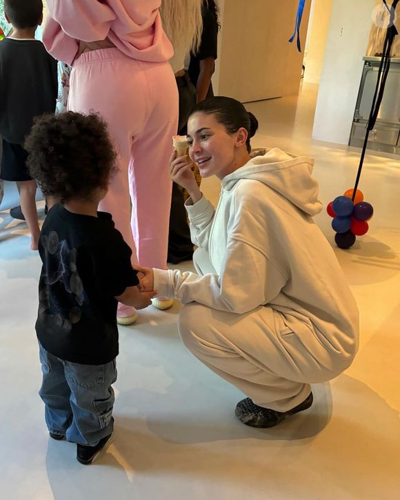 Kylie Jenner deixou todo mundo impressionado ao surgir com os lábios menos volumosos em uma foto de 2024