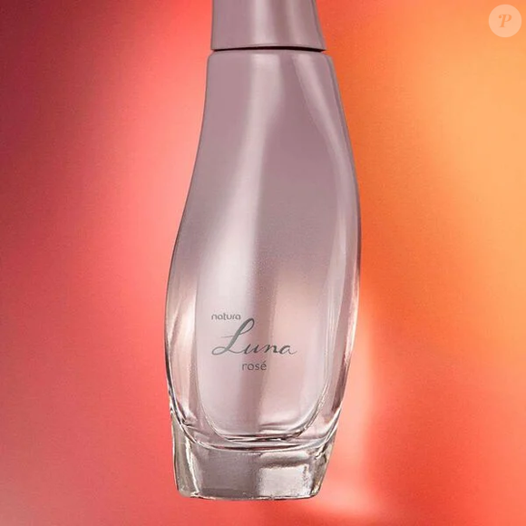 A composição do Luna Rosé, de Natura, reúne notas como bergamota, rosa, jasmim e íris, além de almíscar, sândalo, patchouli, âmbar e baunilha na base. A presença da íris ajuda a criar aquela sensação sofisticada de maquiagem vintage, característica muito apreciada pelas fãs dos perfumes clássicos