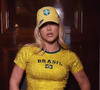 Virgínia escolheu um cropped ajustado no corpo com aplicações e bordado da bandeira do Brasil, além do nome do país