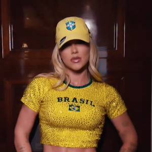 Virgínia escolheu um cropped ajustado no corpo com aplicações e bordado da bandeira do Brasil, além do nome do país