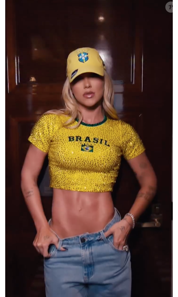 Virgínia escolheu um cropped ajustado no corpo com aplicações e bordado da bandeira do Brasil, além do nome do país