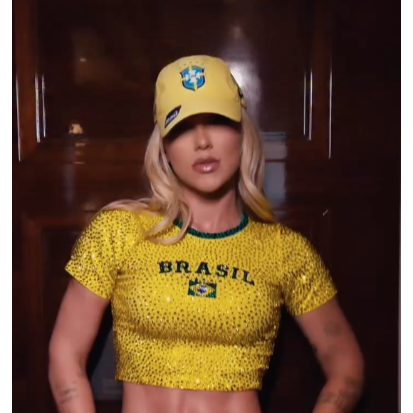 Virgínia escolheu um cropped ajustado no corpo com aplicações e bordado da bandeira do Brasil, além do nome do país