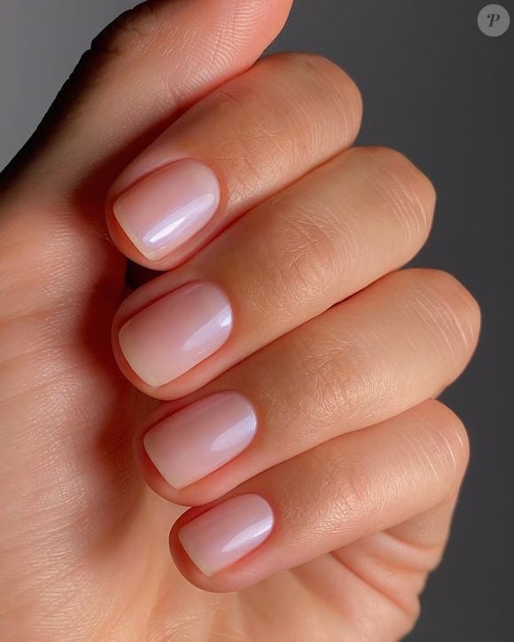 Unhas soap nails: ténica foi feita nesta unha com uma finalização em esmalte rosa mais translúcido.