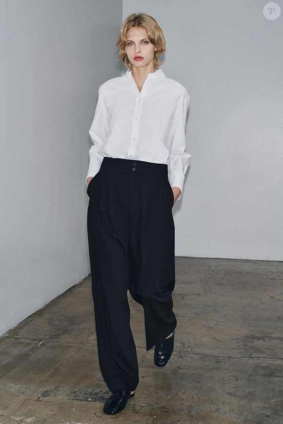 A prova disso é que já começamos a encontrar essa cor em quase todas as nossas lojas favoritas, como na Zara, que por R$359,00 lança uma calça de alfaiataria com risca diplomática em azul-marinho que promete transformar os nossos looks de trabalho