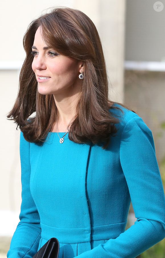 Kate Middleton apostou em corte abaixo dos ombros e franja longa. Na época, o hair stylist explicou: 'Praticidade para quem é mãe'