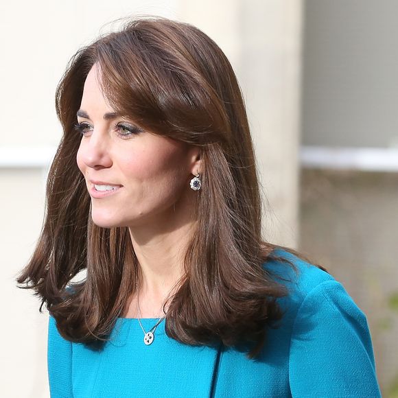 Kate Middleton apostou em corte abaixo dos ombros e franja longa. Na época, o hair stylist explicou: 'Praticidade para quem é mãe'