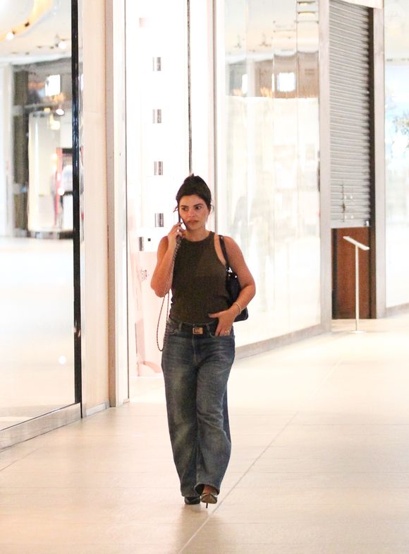 No passeio, Vanessa Giácomo usava uma calça jeans mais larguinha, de lavagem mais clara, e sapato de salto fino no modelo scarpin.