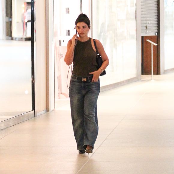 No passeio, Vanessa Giácomo usava uma calça jeans mais larguinha, de lavagem mais clara, e sapato de salto fino no modelo scarpin.