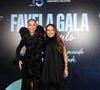 Kika Sato, irmã de Sabrina, escolheu a simplicidade sofisticada de um vestido preto fluido de gola alta, adornado com franjas sutis na bainha e complementado por um bracelete dourado marcante e uma clutch preta lisa