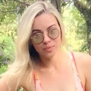 Na década de 2010, Tamires Assis abandonou os fios naturais e aderiu ao loiro platinado