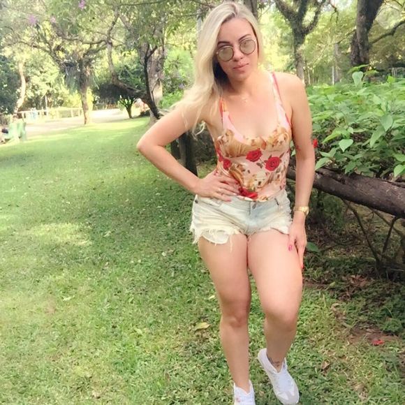 Na década de 2010, Tamires Assis abandonou os fios naturais e aderiu ao loiro platinado