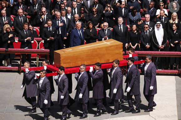 Cerca de 50 chefes de Estado participaram do funeral de Papa Francisco, neste sábado (26). No entanto, uma ausência foi fortemente sentida: Rei Charles III