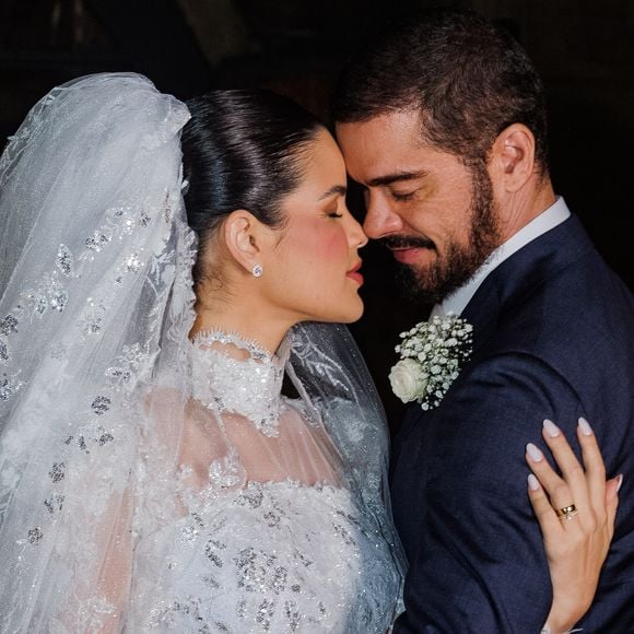 Com coque polido e buquê de rosas brancas, Luana Sales apostou em um vestido de noiva clássico para o casamento com Sidney Sampaio
