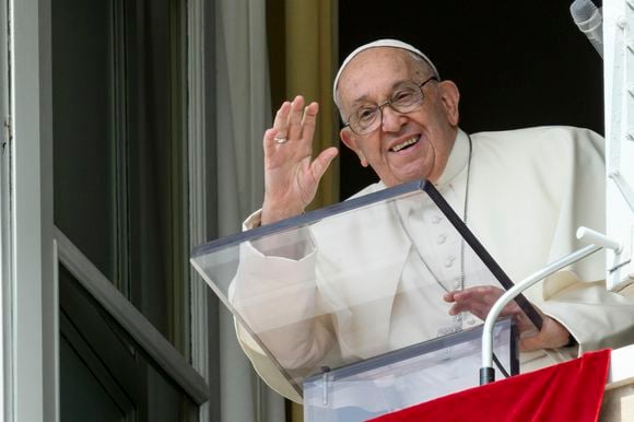 Papa Francisco está consciente e colaborando com o trabalho dos médicos