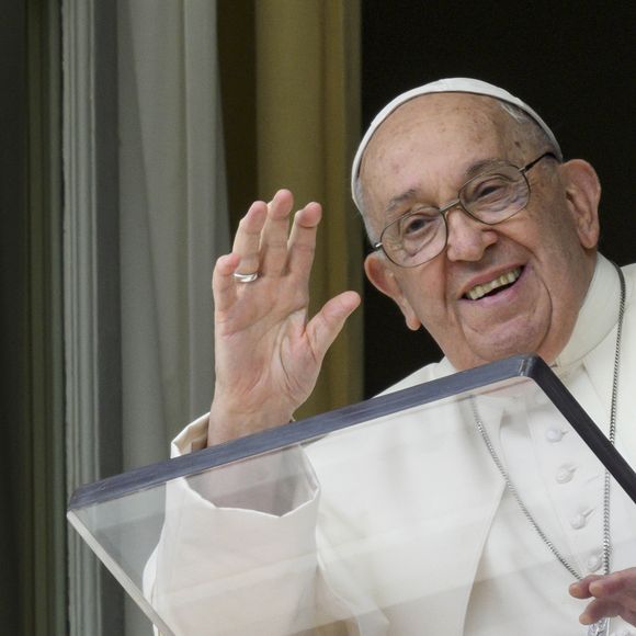Papa Francisco está consciente e colaborando com o trabalho dos médicos