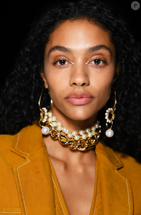 Como ter a sobrancelha grossa? Aposte já nos produtos certos, como uma boa maquiagem, além de adaptá-la ao formato do seu rosto; não siga apenas as tendências que vê na internet.