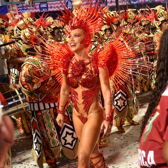 Grande Rio com Virgínia Fonseca: após remover o costeiro pesado, Virgínia Fonseca pareceu mais confortável no desfile