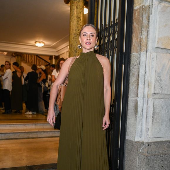 Exalando uma elegância escultural e orgânica, Juliana Silveira optou por um longo em tom verde-oliva profundo, uma das apostas cromáticas da temporada. O vestido apresenta um plissado vertical meticuloso que alonga a silhueta, com uma gola halter alta que deixa os ombros à mostra, evocando uma sofisticação minimalista