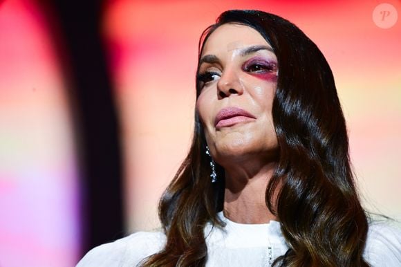 Ivete Sangalo exibiu olho ainda muito roxo após acidente em casa, classificou o susto de 'improvável' e falou de sua relação com Deus: 'Eu converso com Ele o dia inteiro'