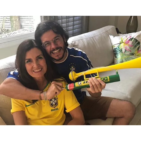 Ao lado de Túlio Gadêlha, Fátima Bernardes torceu pela seleção brasileira com uma maquiagem discreta e sofisticada. Segundo a maquiadora Quézia Melo, produtos multifuncionais podem ser grandes aliados durante a Copa, como o iluminador dourado, que também pode ser usado como sombra para criar um visual elegante sem gastos extras