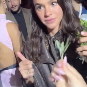 Reação de Bruna Marquezine depois de ter o buquê tomado viralizou entre internautas