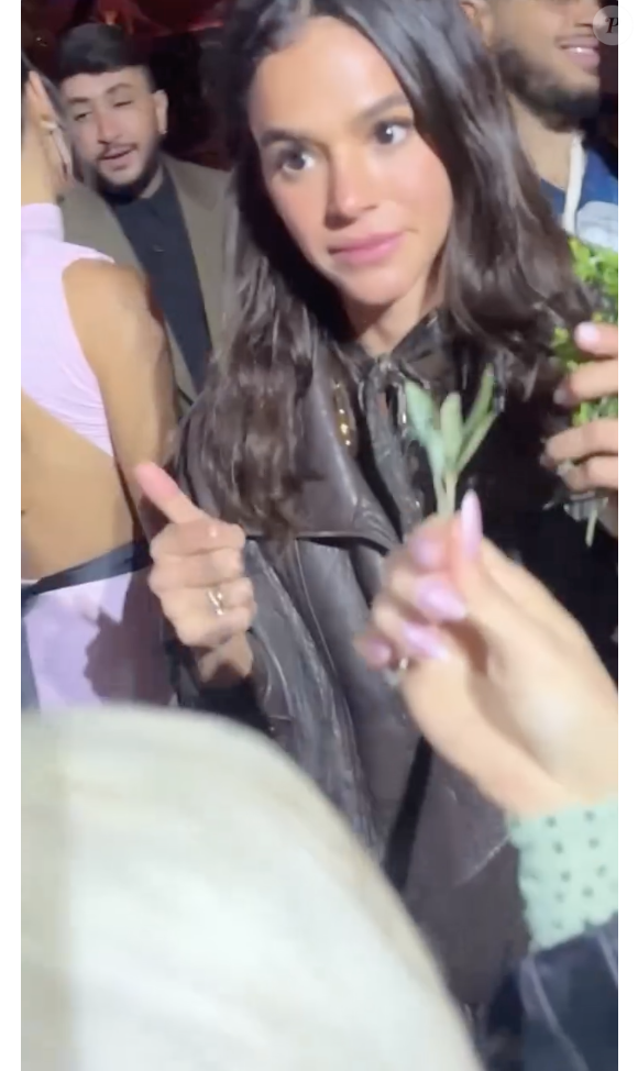 Reação de Bruna Marquezine depois de ter o buquê tomado viralizou entre internautas