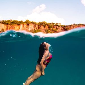 Anitta também posou com um maiô colorido todo vazado nas laterais e abdômen