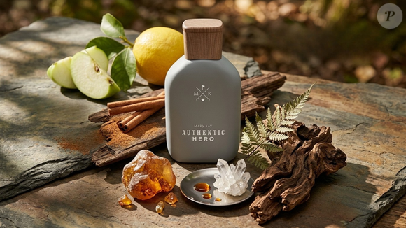 O Authentic Hero, da Mary Kay, pertence à família Fougère Amadeirada e combina maçã verde, limão italiano e canela com um fundo de musk, âmbar e karanal; o frasco de 100 ml custa R$ 120,89