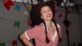 Larissa Manoela organiza festa junina em sua casa com André Luiz Frambach e capricha em look improvisado para 'primeiro arraiá'. Fotos!